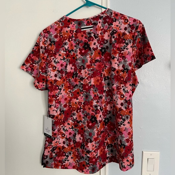 Beyond scrubs women’s top size medium NWT - Picture 1 of 2